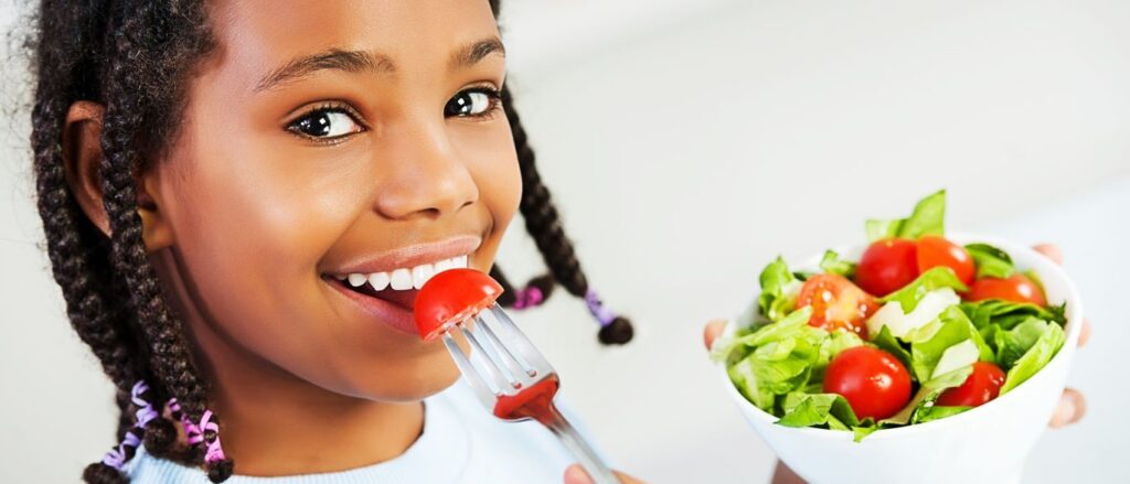 Como fazer a criança comer frutas e legumes? 5 dicas para convencê-la ...